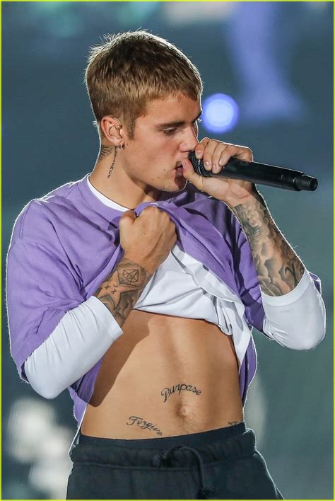 Justin Bieber Flashes His Abs During Paris Concert Photo 3766293