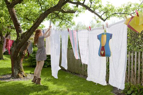 hang clothes   clothesline