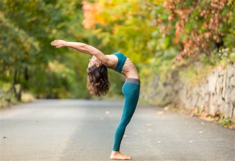 5 reasons to take your yoga practice outdoors huffpost