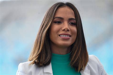 f5 celebridades anitta posa ao lado do novo irmão e