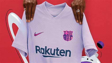 fc barcelona onthult nieuw uitshirt  met blaugrana kleurmix