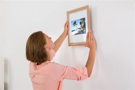 stappenplan voor het ophangen van fotos en schilderijen zonder het beschadigen van je wand