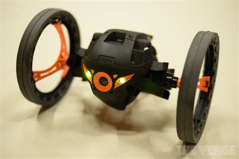 parrot presenta due nuovi prodotti robotici parrot mini drone  parrot jumping sumo ces