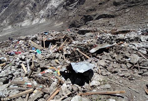 Nepal Earthquake Nears 8 000 As 60 Bodies Recovered From Langtang