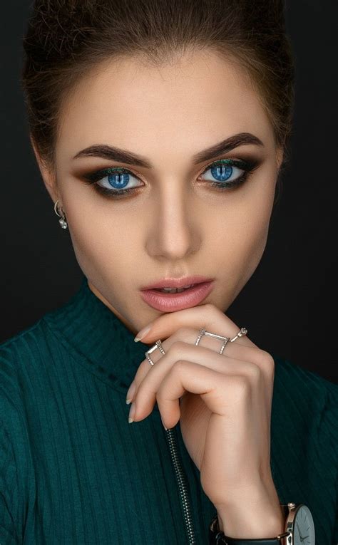 Blue Eyes Pretty Woman Model 950x1534 Wallpaper Stunning Eyes