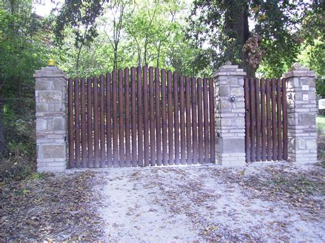 cancello  doghe  legno verticali driveway gate hacienda ala hotels  resorts gates