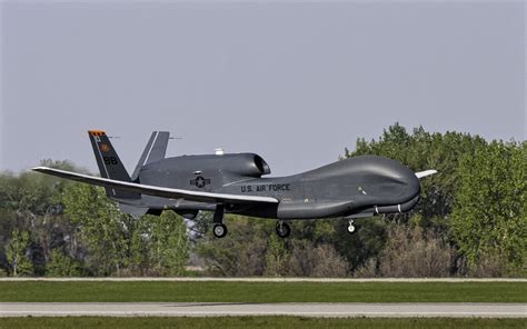 rq  global hawk  united states air force approaching landing aeronefnet