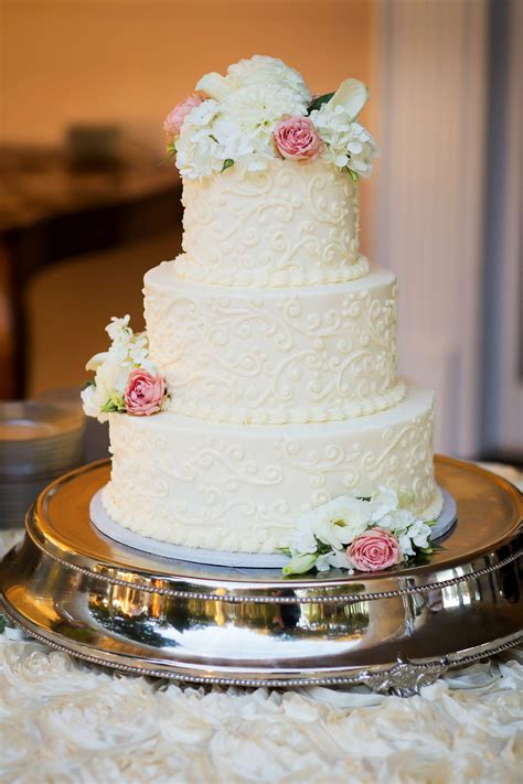 elegant traditional wedding cake