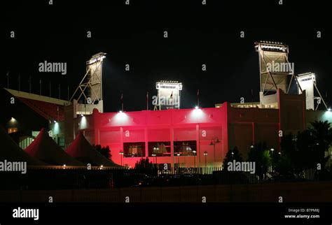 el khalifa tennis stadium en doha iluminado en el cambio de colores