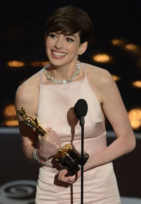 anne hathaway wins supporting actress oscar and annoys everyone lainey gossip entertainment update