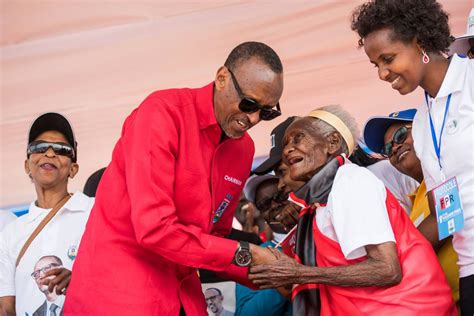 amafoto meza ya  agaragaza perezida kagame wagize isabukuru kigali today