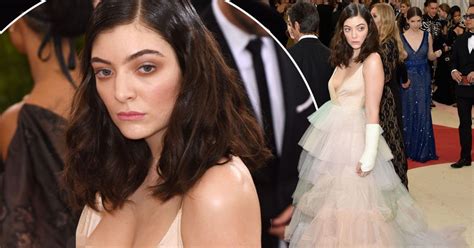 lorde suffers unfortunate nip slip in her plunging pink tulle gown on