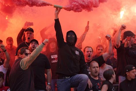 video walgelijke racistische gebaren ajax fan jegens geertruida soccernewsnl