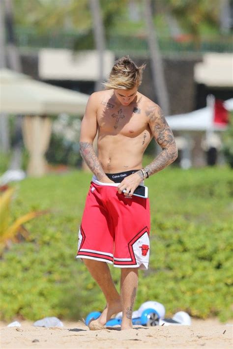 Justin Bieber Shows Off His Body On A Hawaiian Beach