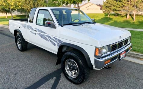 mile  nissan pickup  xe king cab barn finds