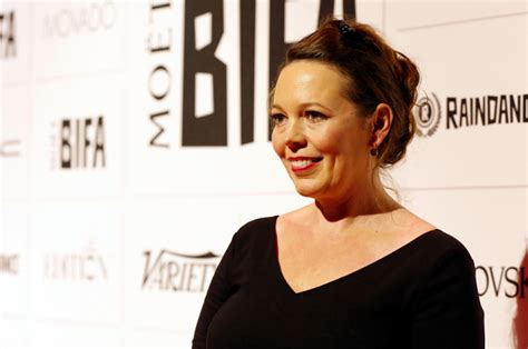 the crown season 3 5 things to know about olivia colman