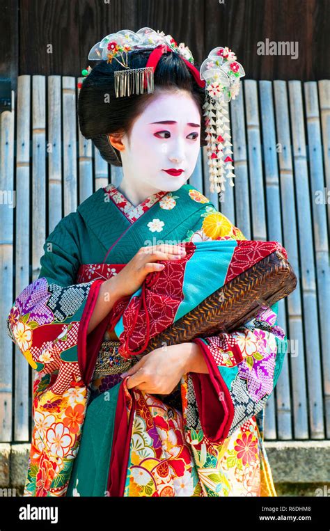 junge schöne japanische frauen namens maiko ein traditionelles kleid