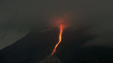 Indonesias Merapi Volcano Erupts Spews Hot Lava Bangladesh Post