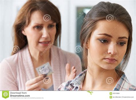 mother talking to teenage daughter about contraception