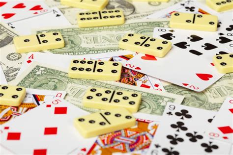 speelkaarten dominos en geld stock foto image  gevaar zwart