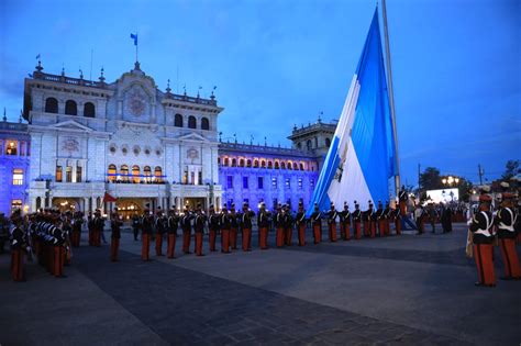 Imágenes Bandera De Guatemala Es Izada En La Plaza De La