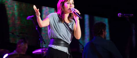 natalie imbruglia live review manchester may 2017 the skinny