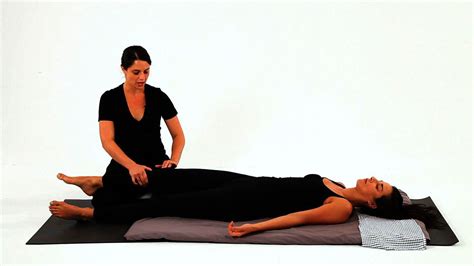 learn how to give a shiatsu knee massage from shiatsu practitioner