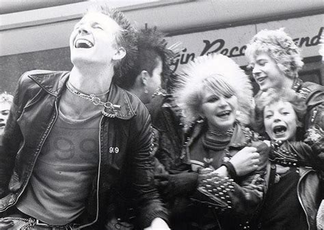Candid Snapshots Of ’80s Punk Culture Through An Amazing