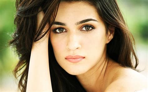 kriti sanon bollywood célébrité modèle actrice belle fille brune indien joli joli visage de