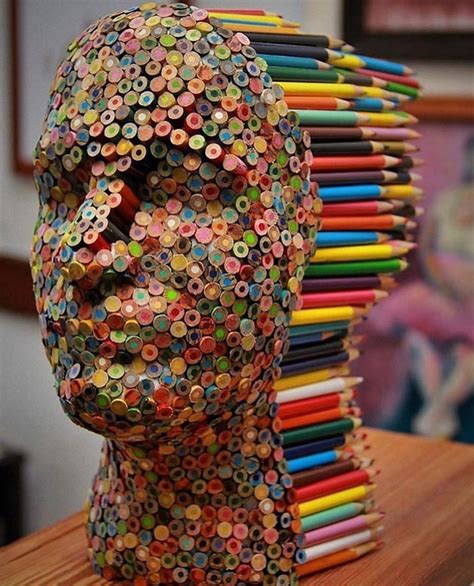 mira esta escultura de  rostro hecho de lapices de colores
