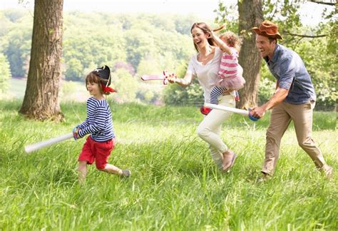 encourage kids  play outdoors