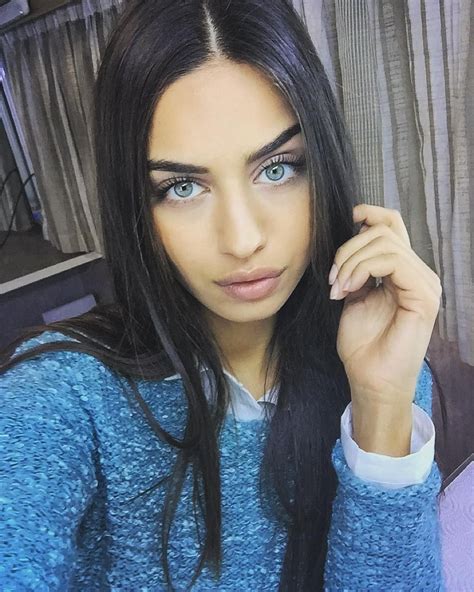 Amine Gülşe On Instagram “hello💚” Actrice Turque Actrice Coiffure