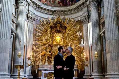 des photos d homosexuels qui s embrassent dans une église censurées par