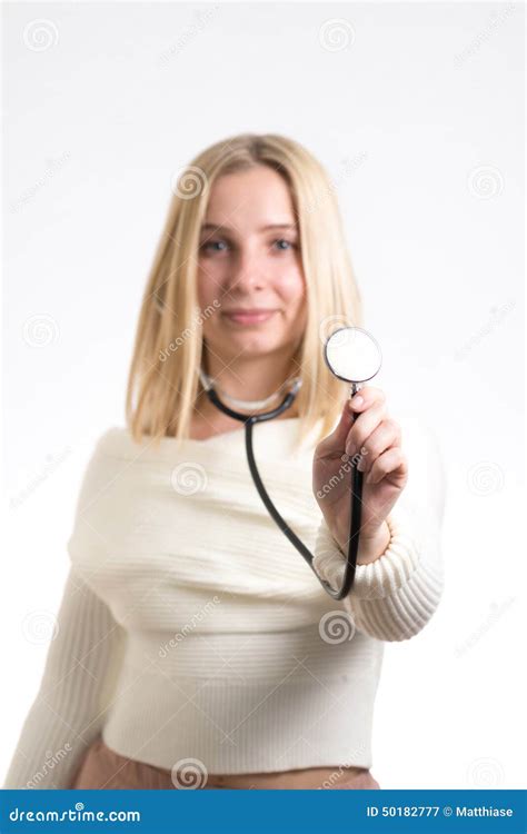 glimlachend meisje met stethoscoop stock afbeelding image  levensstijl zorg