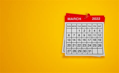 kalender maret   latar belakang kuning foto stok