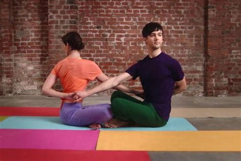 workout “yoga für paare” belebend und herzöffnend wirbelsäulendreher fit for fun