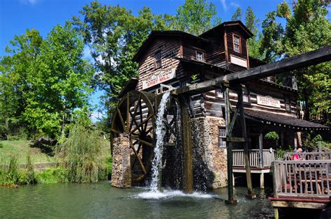 immersing  smoky mountain culture  dollywood theme park  pigeon forge tennessee