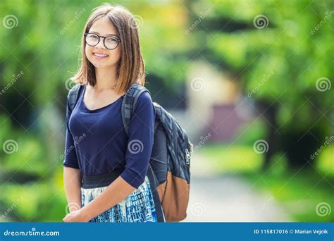 portret atrakcyjna młoda nastoletnia szkolna dziewczyna z plecakiem