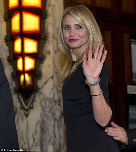 kate upton upstages cameron diaz at dutch premiere of the other woman