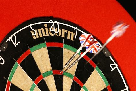 premier league  darts gaat donder  februari weer van start