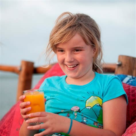 Niña De 9 Años Sonriendo A La Cámara Foto Premium