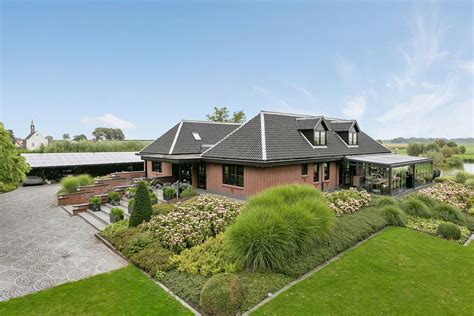 een van de meest opmerkelijke huizen  nederland staat te koop