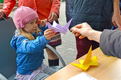 kleiner origami ninjas das ihrer arbeit hilft wenn sie an schlafen stockfoto bild von kinder