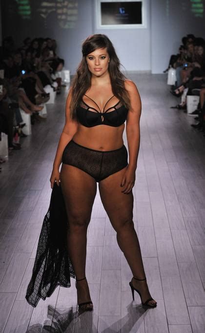 ashley modella curvy sfila in lingerie a new york corriere it