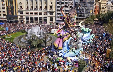 decouvrez vite lincroyable carnaval espagnol las fallas de valencia