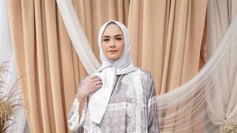 Gaya Simpel Dan Feminin Dengan 10 Inspirasi Outfit Hijab