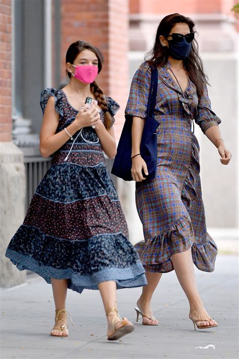 Gêmeas Katie Holmes E A Filha Suri Coordenam Looks Em Passeio Por Nova