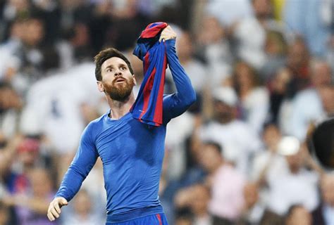 el clasico messi scores late winner as barca down 10 man real madrid