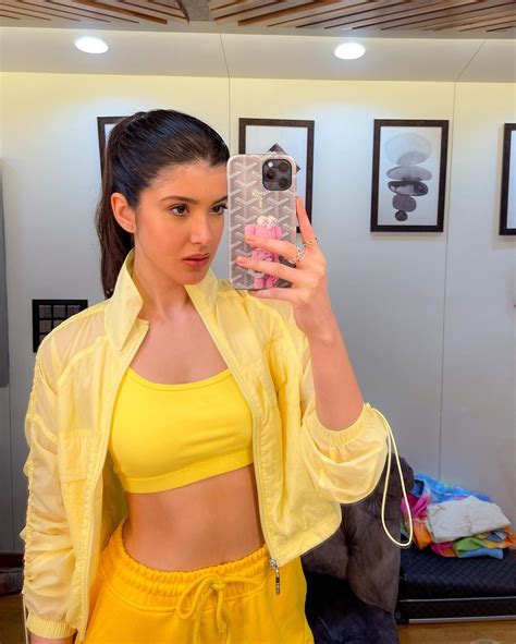 Shanaya Kapoor Flaunts Svelte Body In Stylish Mirror Selfie Check Out