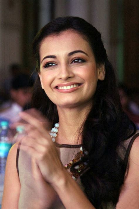 gorgeous dia mirza hot and sizzling navel pictures download
